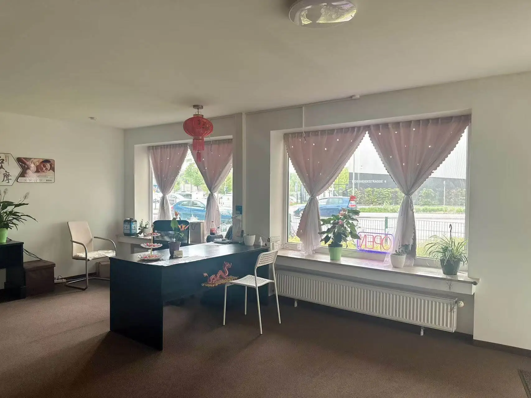 Eingangsbereich des Massage-Studios mit chinesischen Wanddekorationen