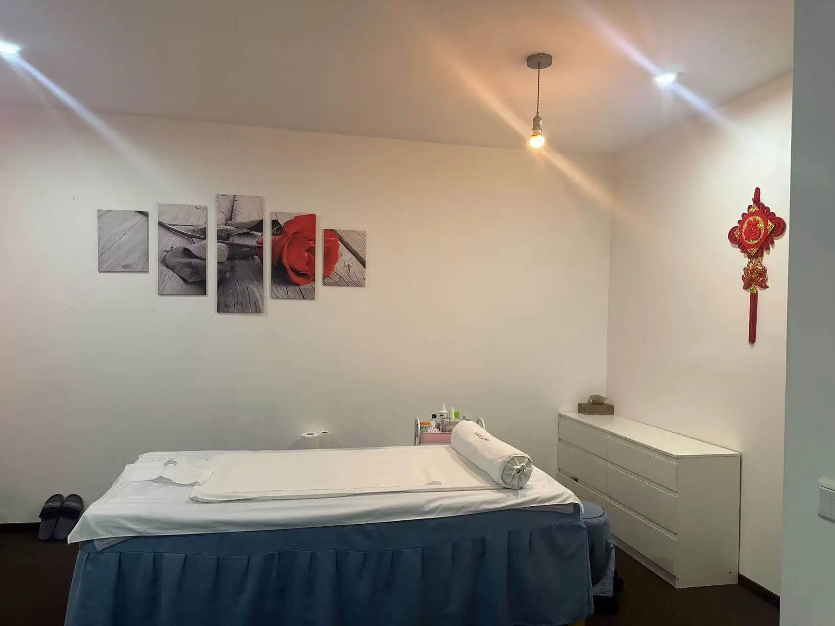 Außenansicht des chinesischen Massage-Studios mit Werbefenstern