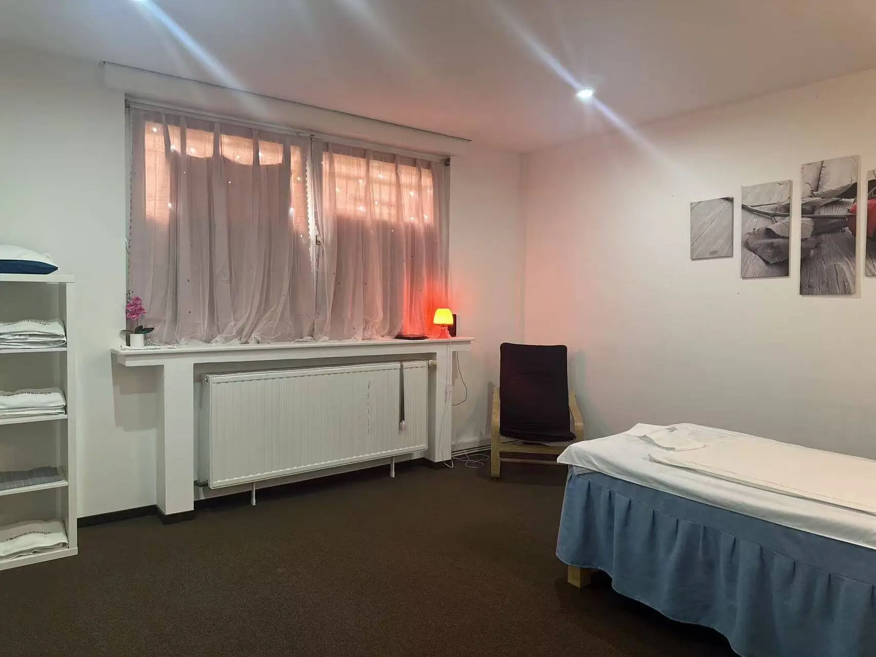 Empfangsbereich mit rosa Vorhängen und Schreibtisch